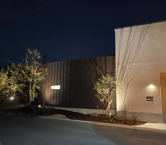 I様邸 ライティングで樹木を照らし夜の景色を楽しむ庭